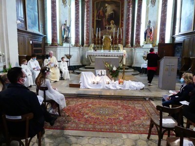 1ère des communions - Paroisse Val de la Dame Blanche - 6 juin 2 (20).JPG