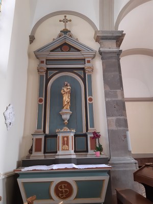 Eglise Saint Lazare de Devecey - Autel latéral dédié à Saint Joseph.jpg