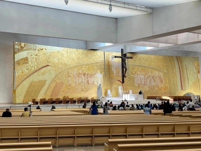 JMJ Lisbonne 2023 (26) Basilique de la Sainte Trinité à Fatima.jpg