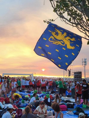 JMJ Lisbonne 2023 (3) Coucher de soleil avec le drapeau franc-comtois au Campo de Graça.jpg