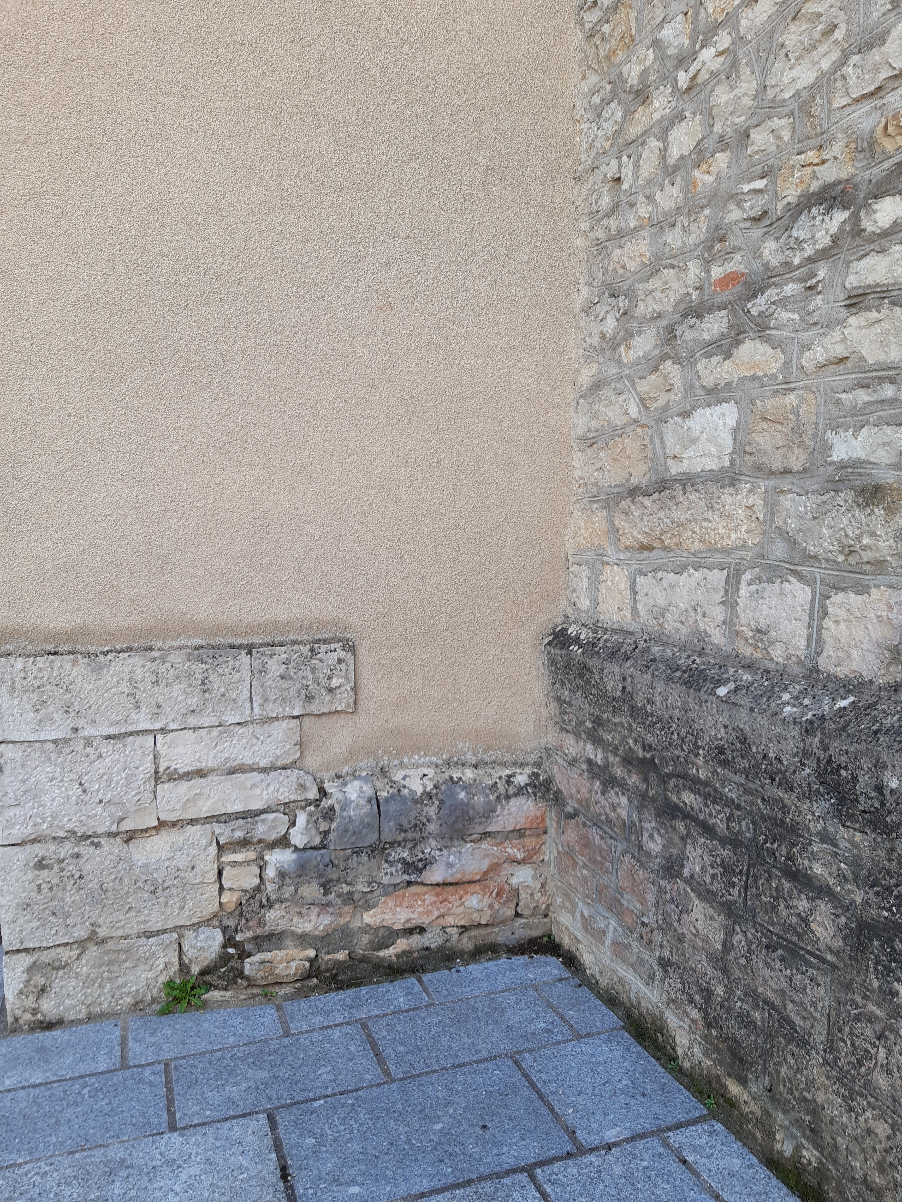 Eglise Saint Lazare de Devecey - Quelques pierres de l'ancienne chapelle.jpg