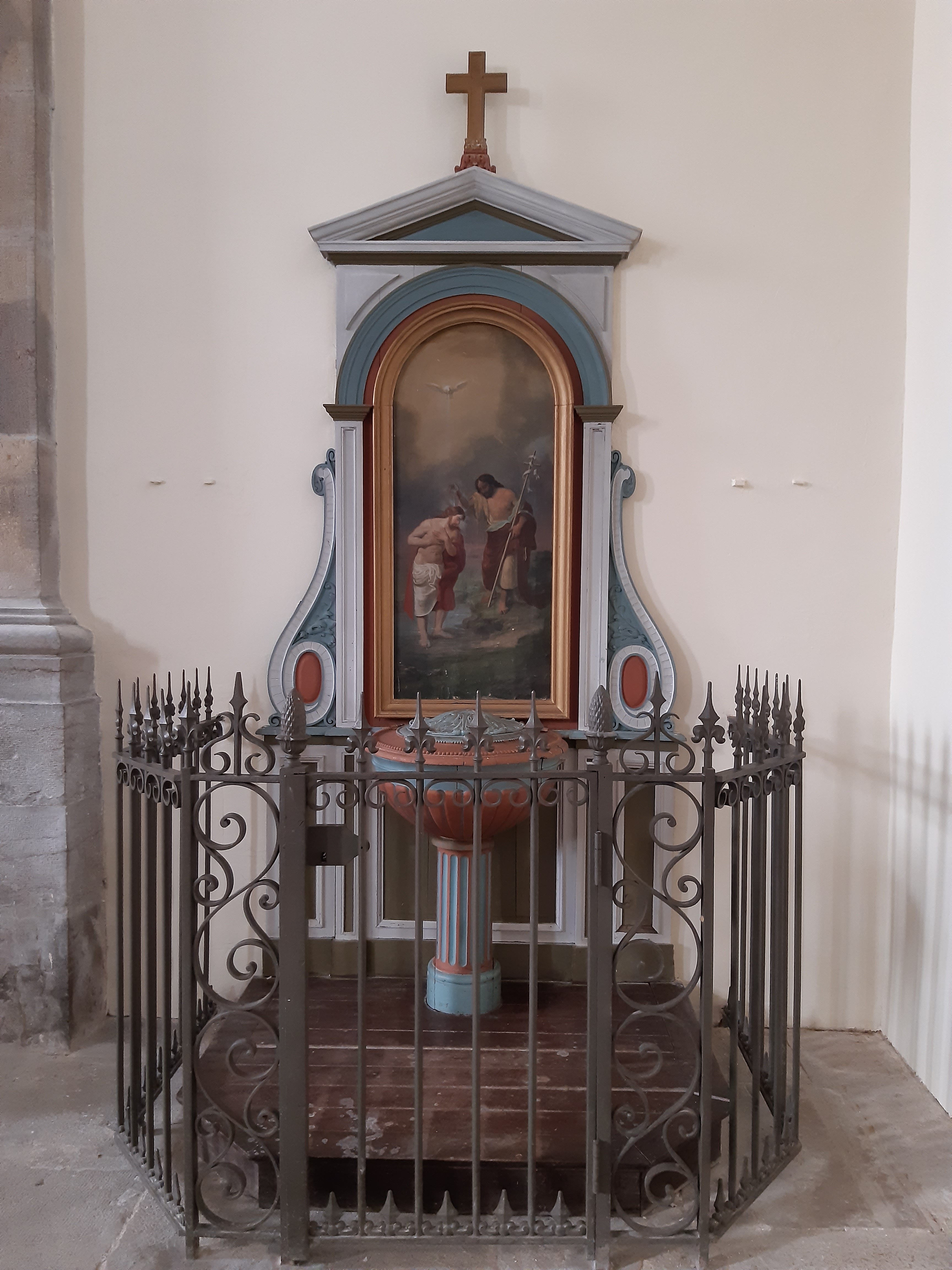 Eglise Saint Lazare de Devecey - Les fonts baptismaux.jpg