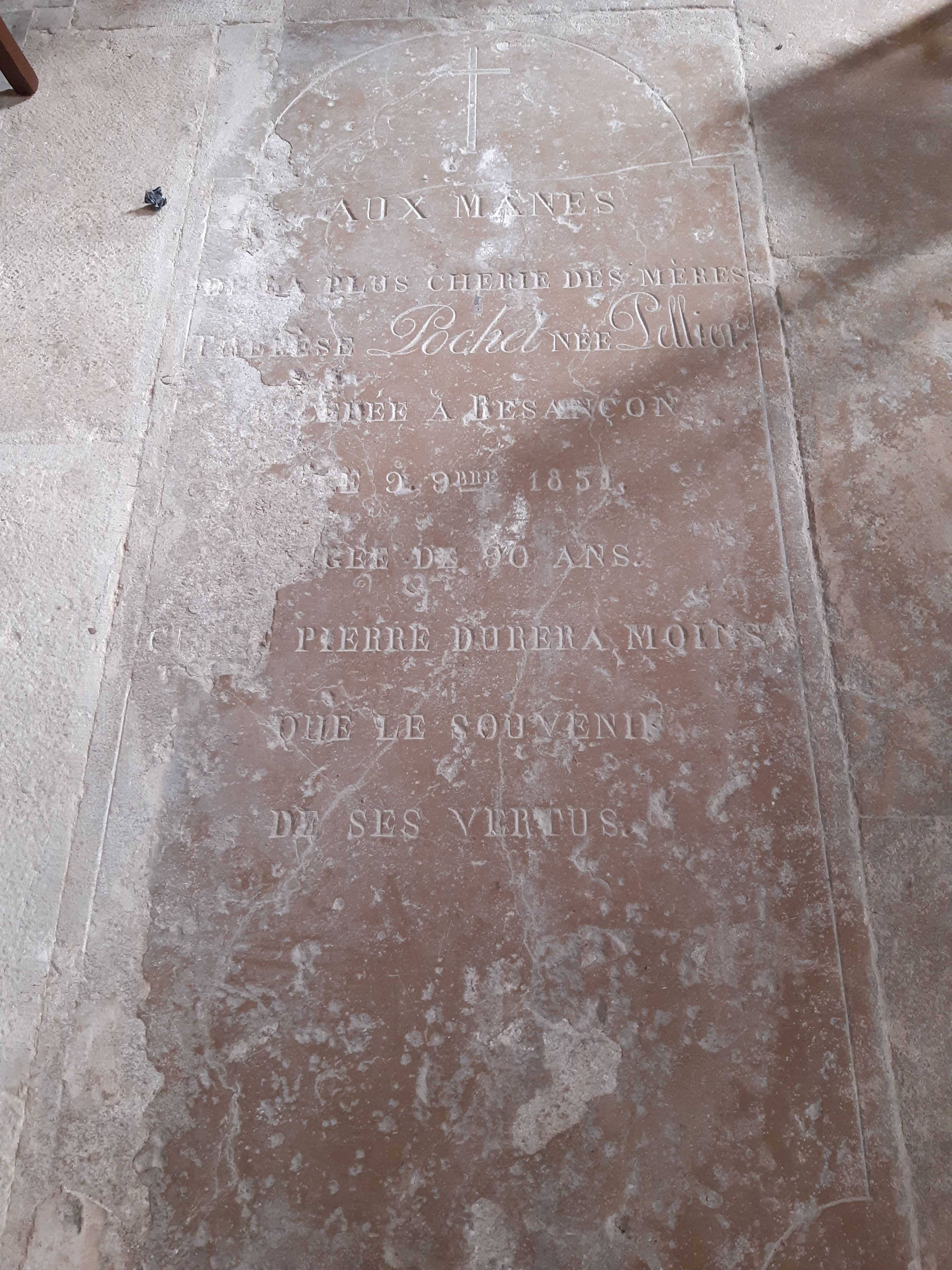 Eglise Saint Lazare de Devecey - Pierre tombale.jpg