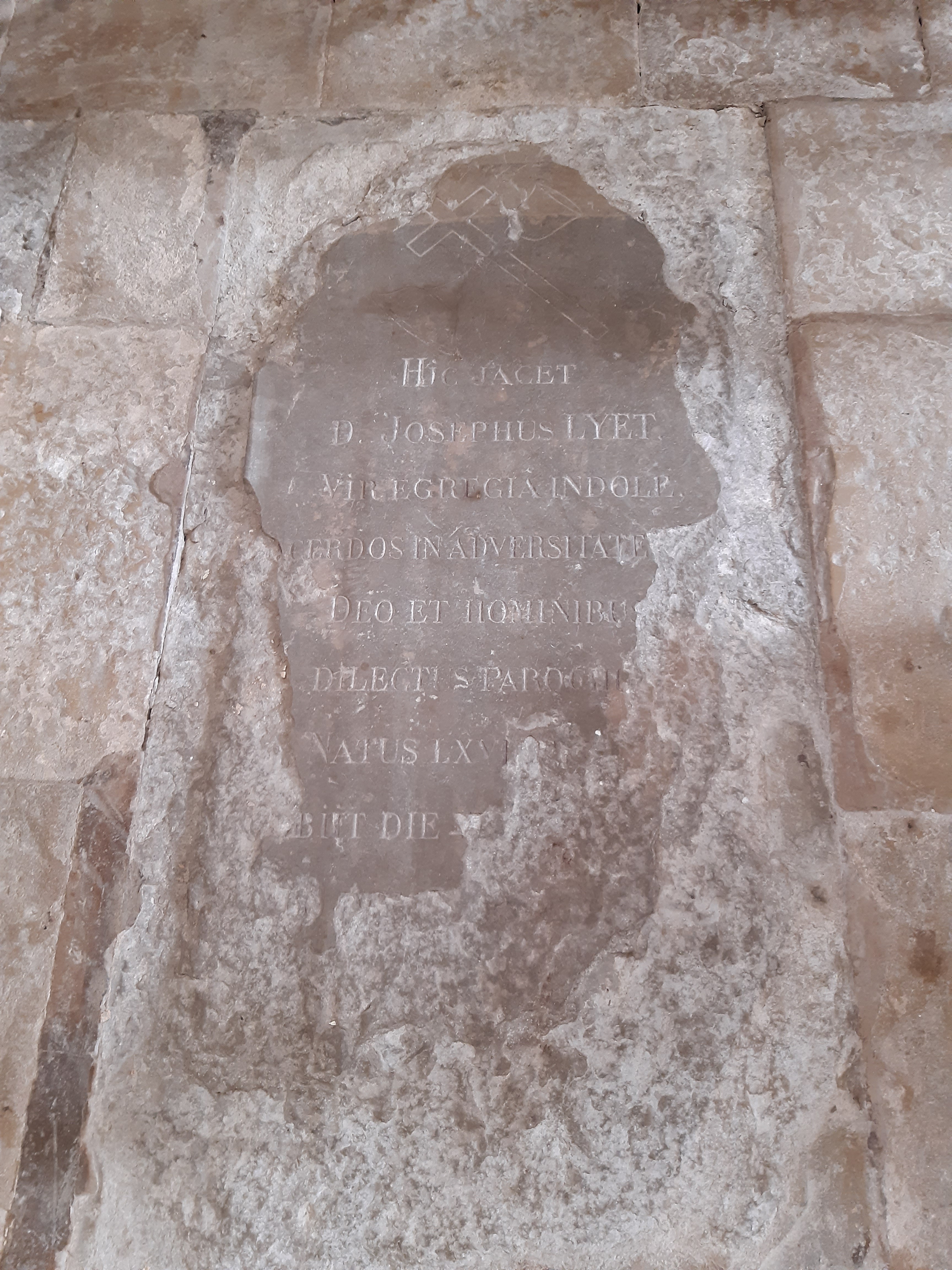 Eglise Saint Lazare de Devecey - Pierre tombale.jpg