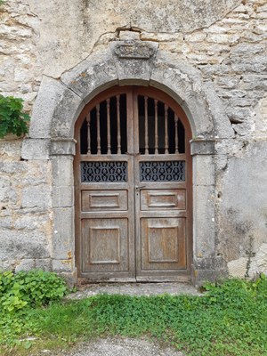 Porte d'entrée de la Chapelle Notre-Dame du Refuge des Pécheurs à Pirey