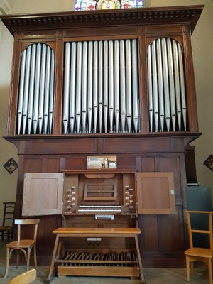 Orgue - Eglise de Franois 01.jpg Orgue dans le transept nord de l'église de Franois