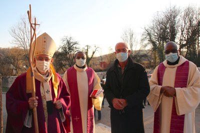 Autechaux maire archevêque prêtres.jpg