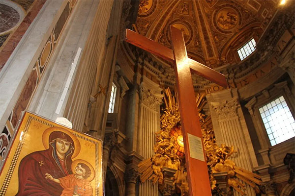 La croix pèlerine et l'icône de la Vierge, symboles des JMJ 
