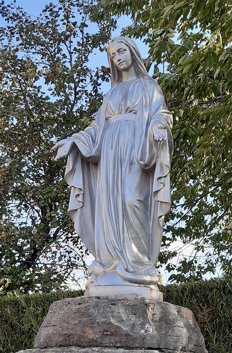 Statue de la Vierge Marie - Maison paroissiale d'École-Valentin