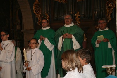 IMG 2867 prêtres servants