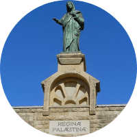 Statue de Notre-Dame, Reine de Palestine.png