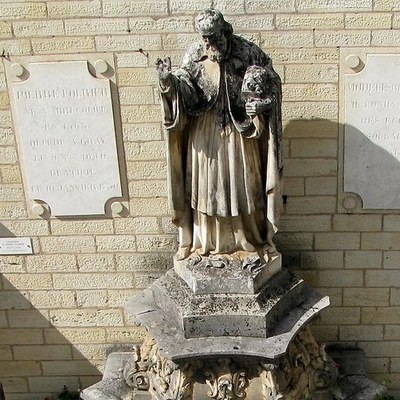 Fontaine saint Pierre Fourier carré.jpg