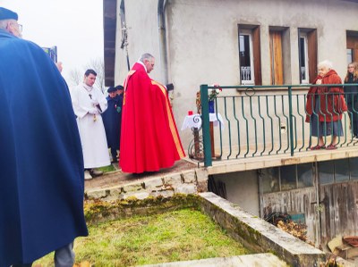 Remise du saint chez l'habitant.jpg