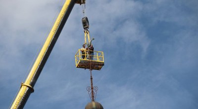 Coq dans les bras de son sauveur !