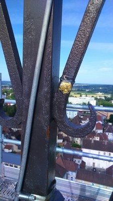 Médaille en reconnaissance à Notre-Dame, gravée 2020, accrochée par l'abbé Bretillot 