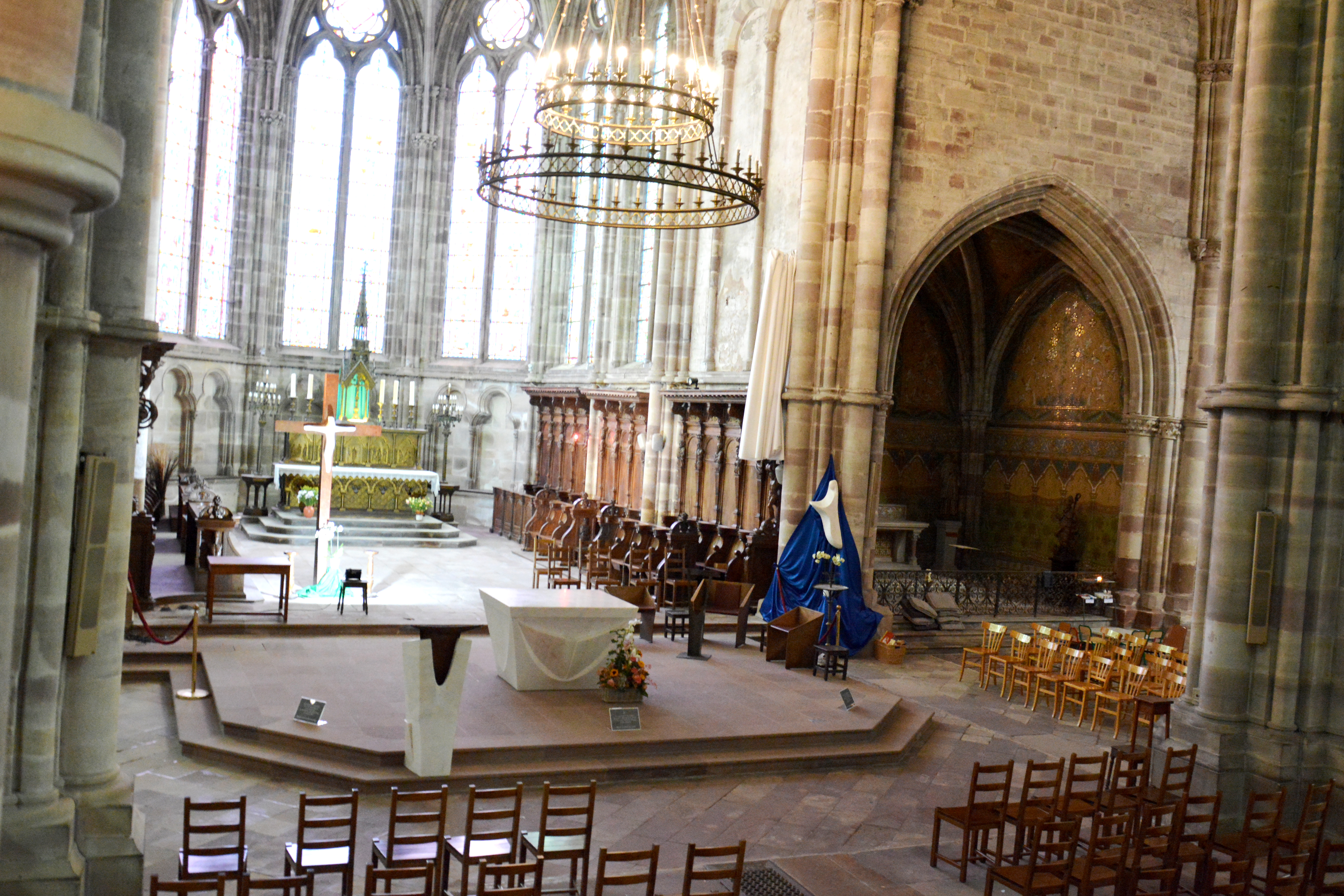 Amenagement liturgique - vue Chaire.jpg