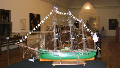 bateau ex-voto à saint Nicolas.jpg