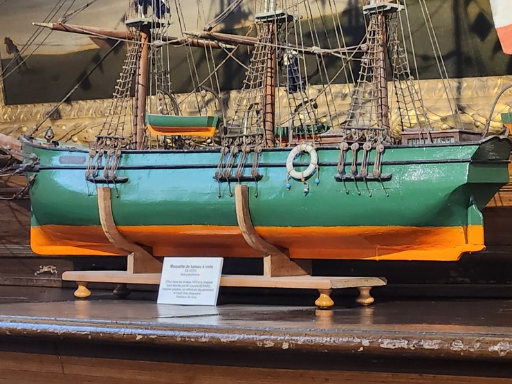 Bateau ex-voto saint Nicolas Basilique.jpg