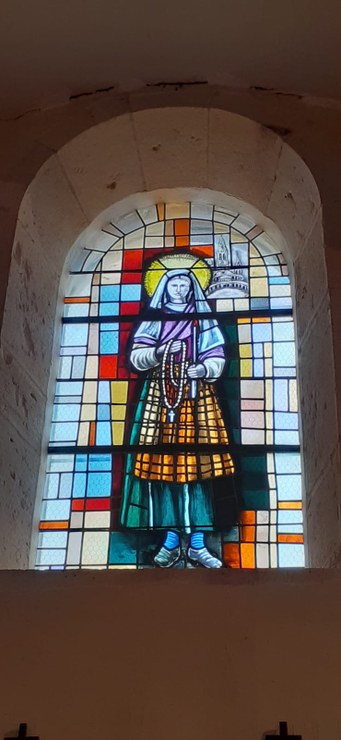 Cheigney - Vitrail Sainte Bernadette de Lourdes. .jpg