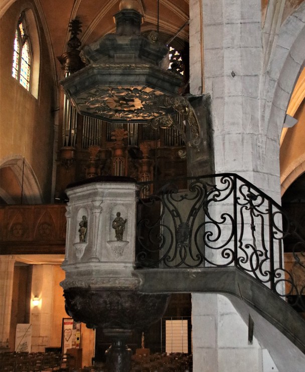Orgue et chaire.jpg