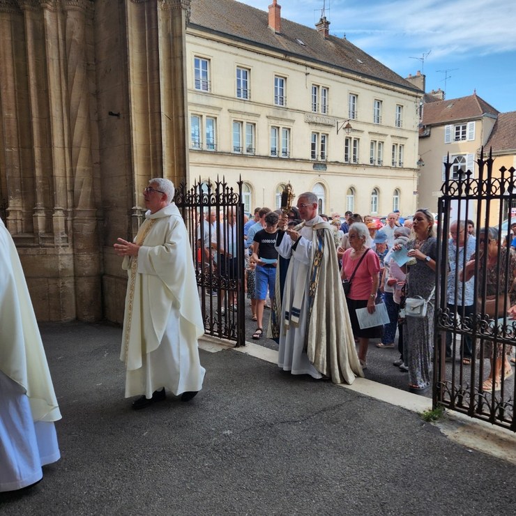 Procession 15.8.2026 - Entrée basilique.jpg